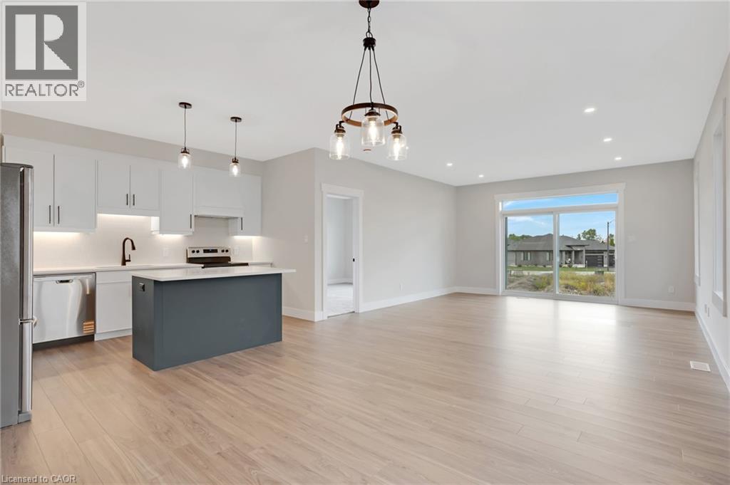24 Moon Crescent, Cambridge, ON - Indoor Photo Showing Kitchen With Upgraded Kitchen