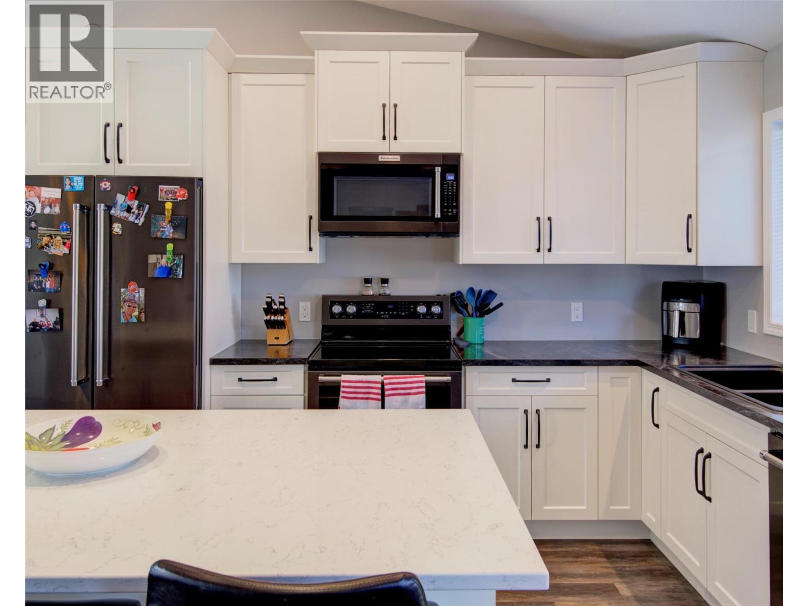 2312 Hunter Avenue, Armstrong, BC - Indoor Photo Showing Kitchen With Double Sink