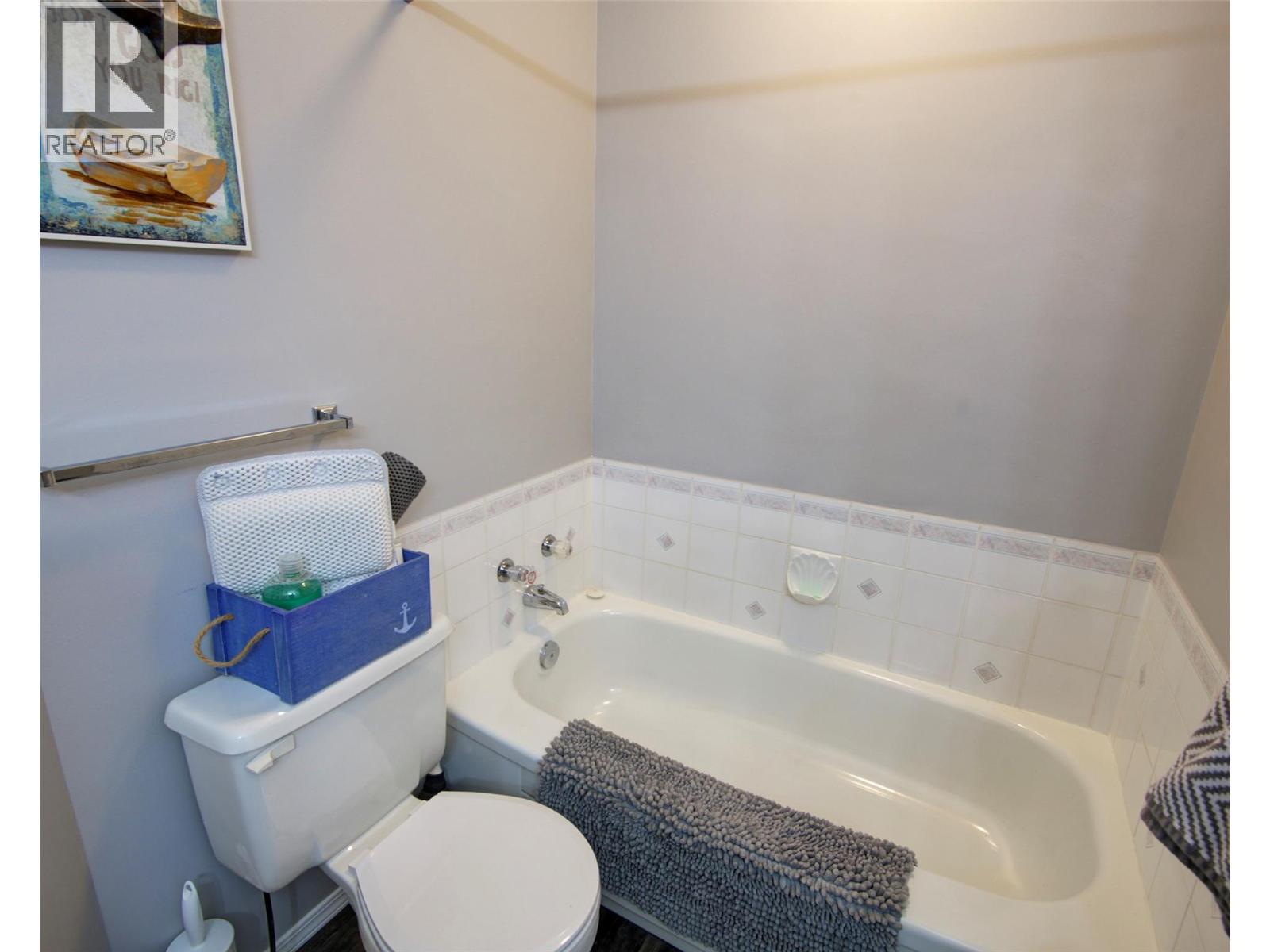 Main upper bedroom - 2312 Hunter Avenue, Armstrong, BC - Indoor Photo Showing Bathroom