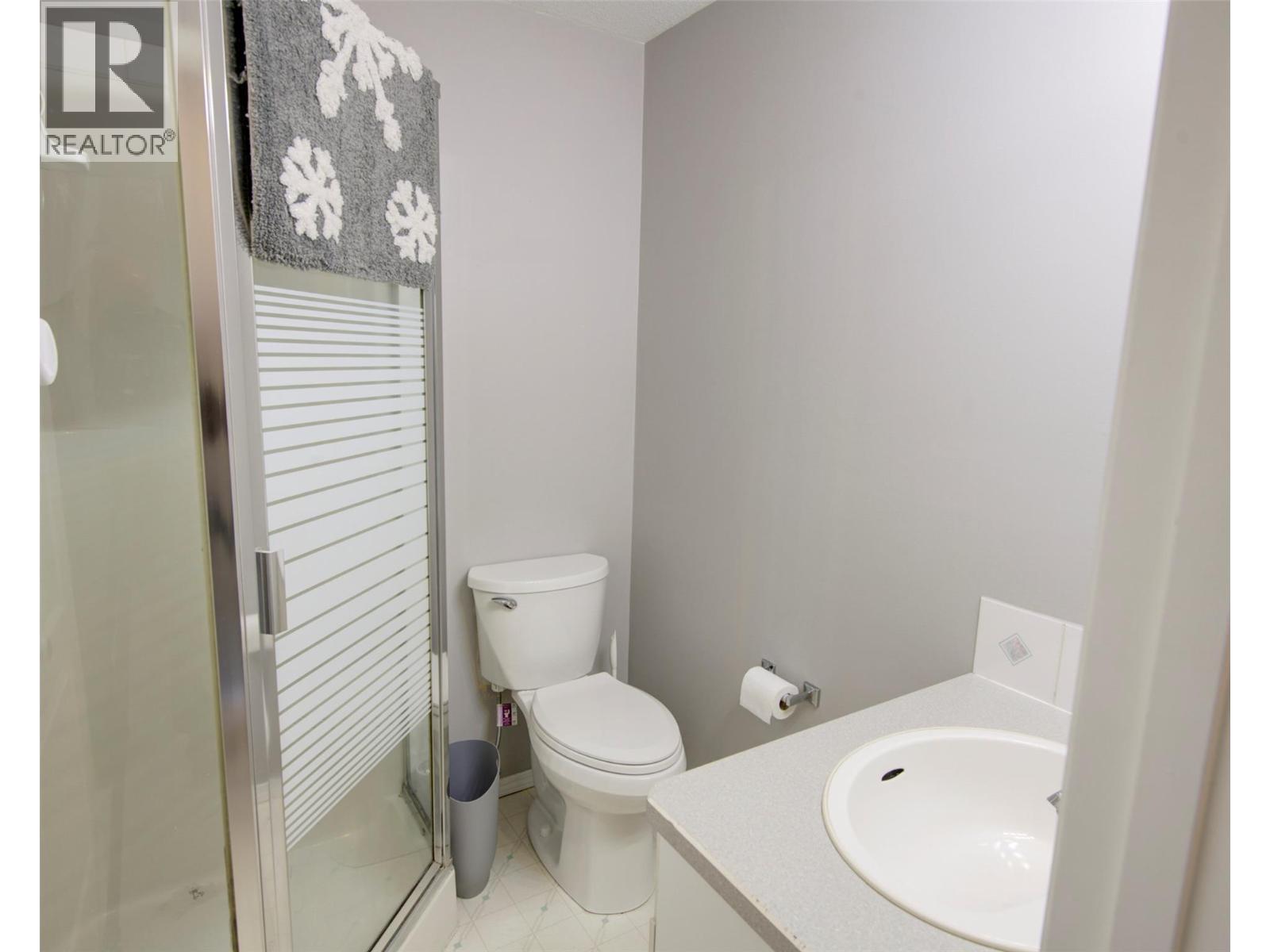 Lower level full bathroom - 2312 Hunter Avenue, Armstrong, BC - Indoor Photo Showing Bathroom