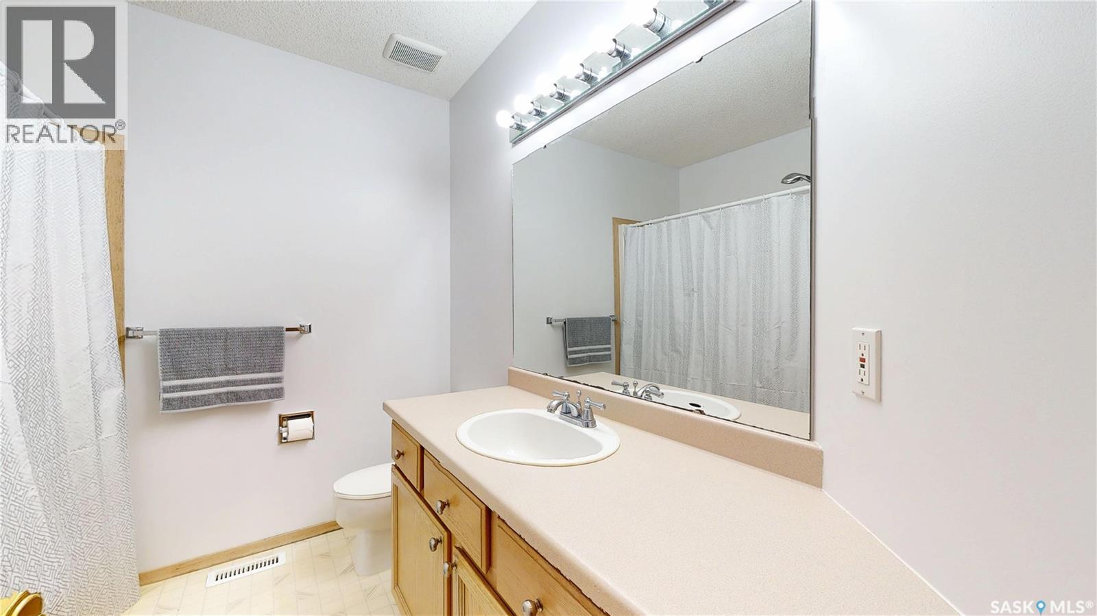 3876 7Th Avenue E, Regina, SK - Indoor Photo Showing Bathroom