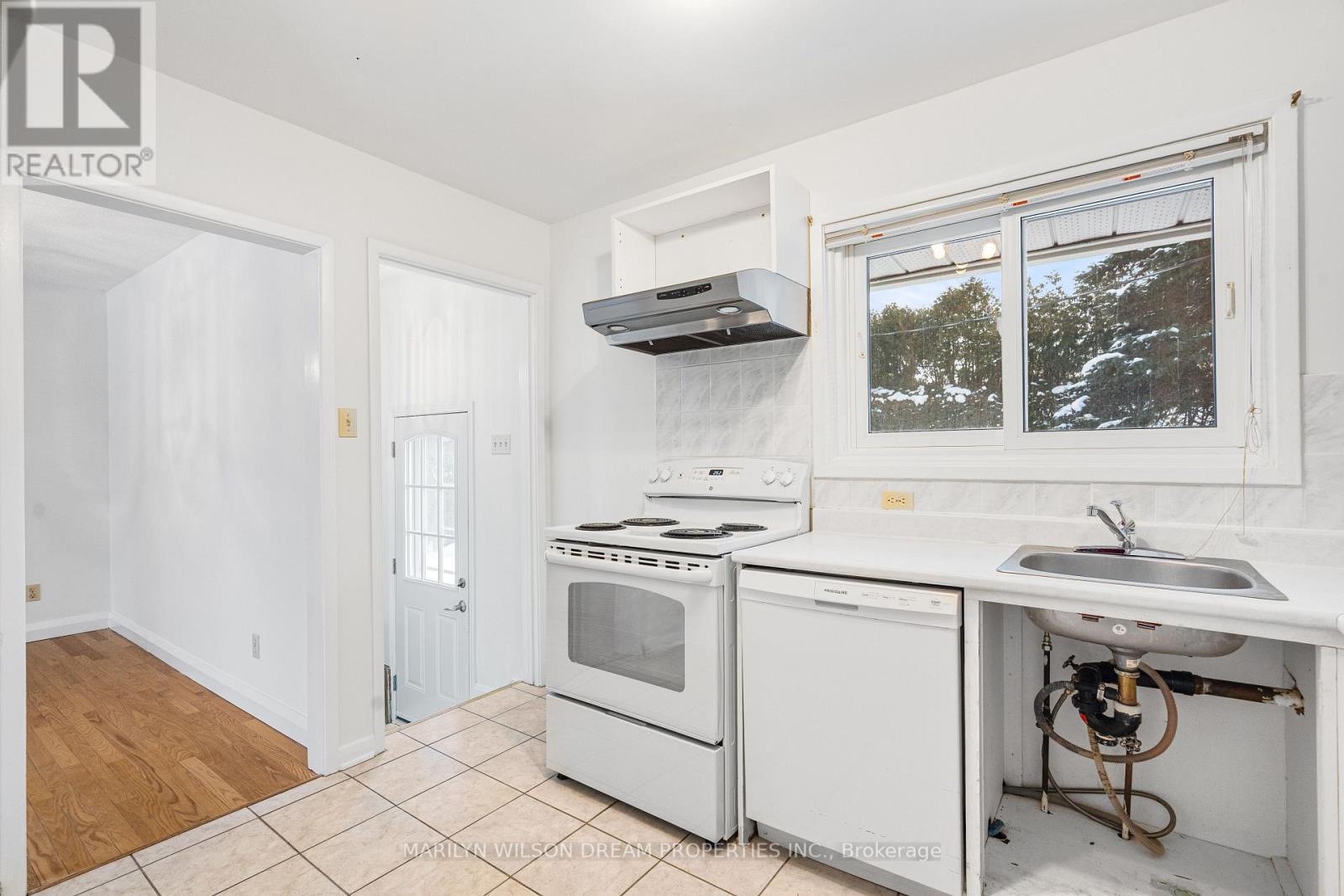 18 Virgil Road, Ottawa, ON - Indoor Photo Showing Kitchen
