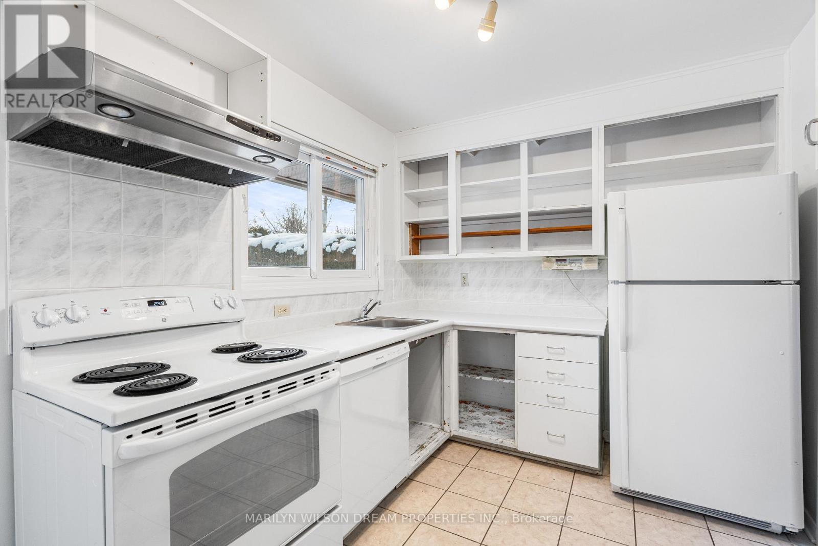 18 Virgil Road, Ottawa, ON - Indoor Photo Showing Kitchen