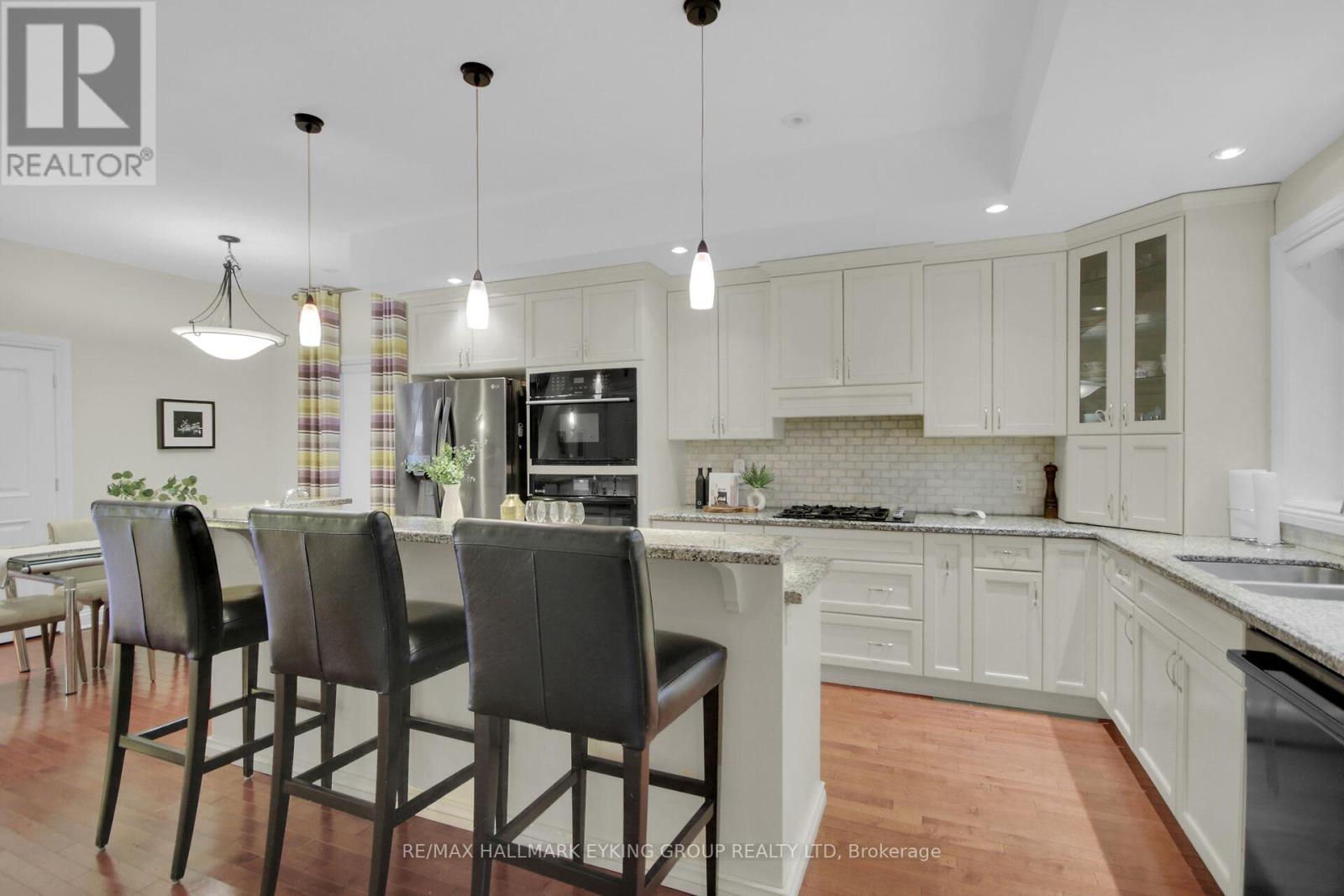 121 Macdonald Street, Ottawa, ON - Indoor Photo Showing Kitchen With Upgraded Kitchen
