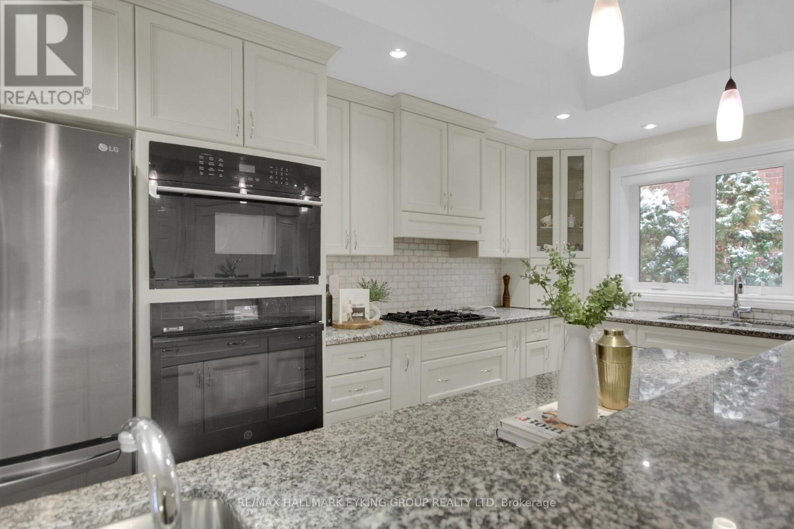 121 Macdonald Street, Ottawa, ON - Indoor Photo Showing Kitchen With Upgraded Kitchen