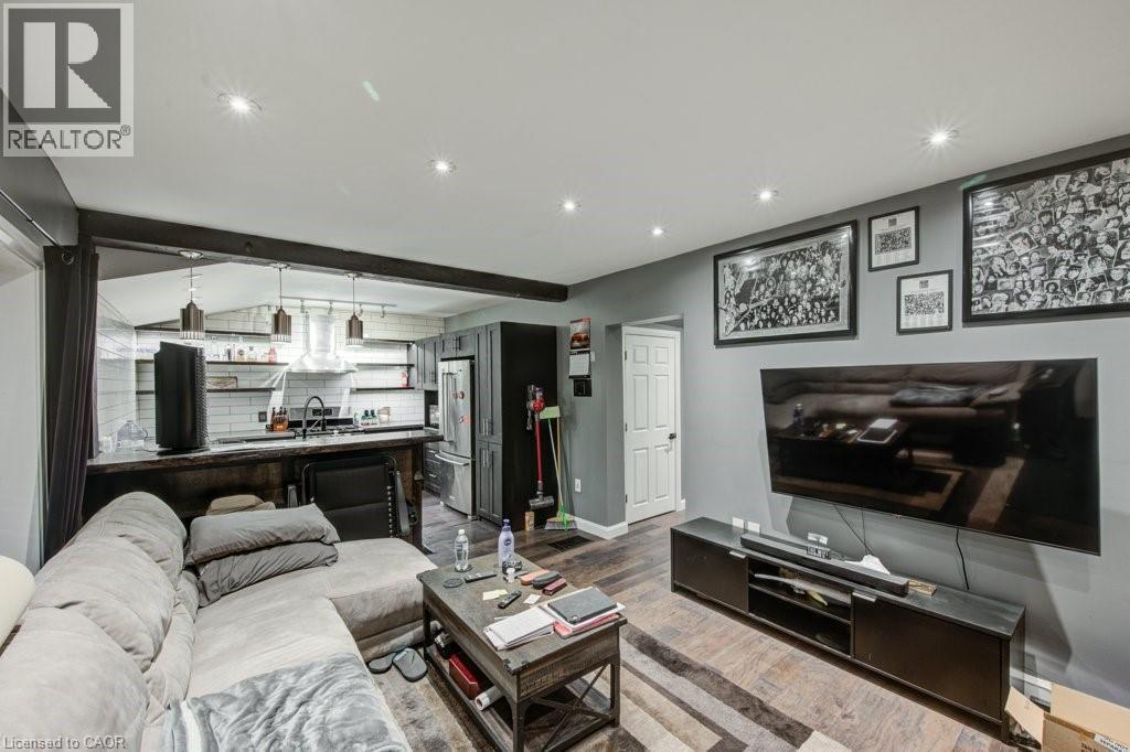 83 Oxford Street, Woodstock, ON - Indoor Photo Showing Living Room
