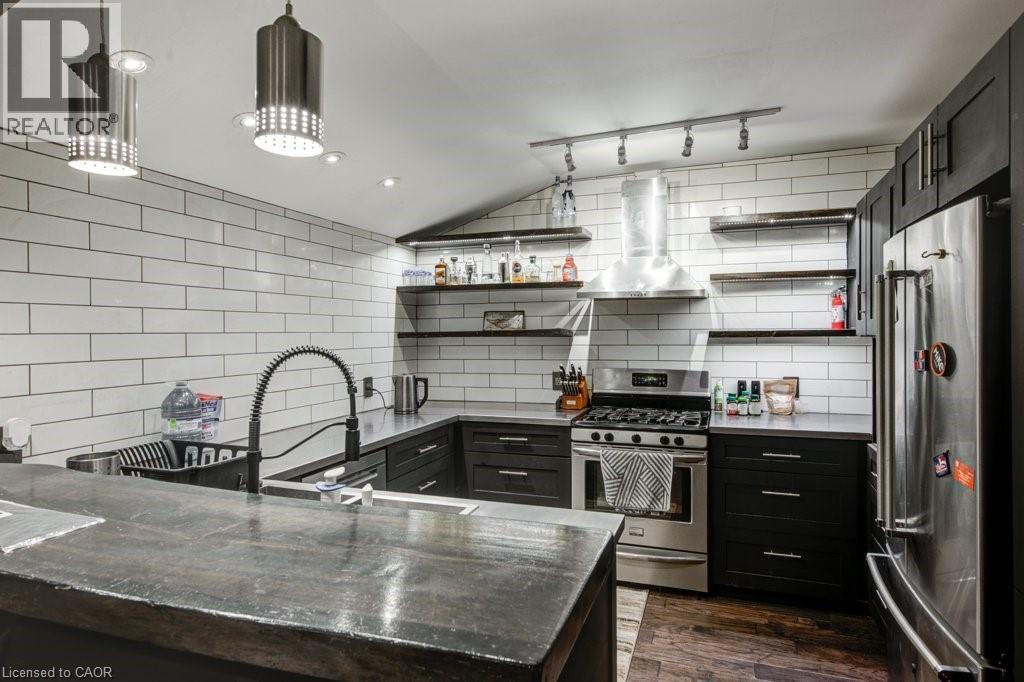 83 Oxford Street, Woodstock, ON - Indoor Photo Showing Kitchen With Upgraded Kitchen