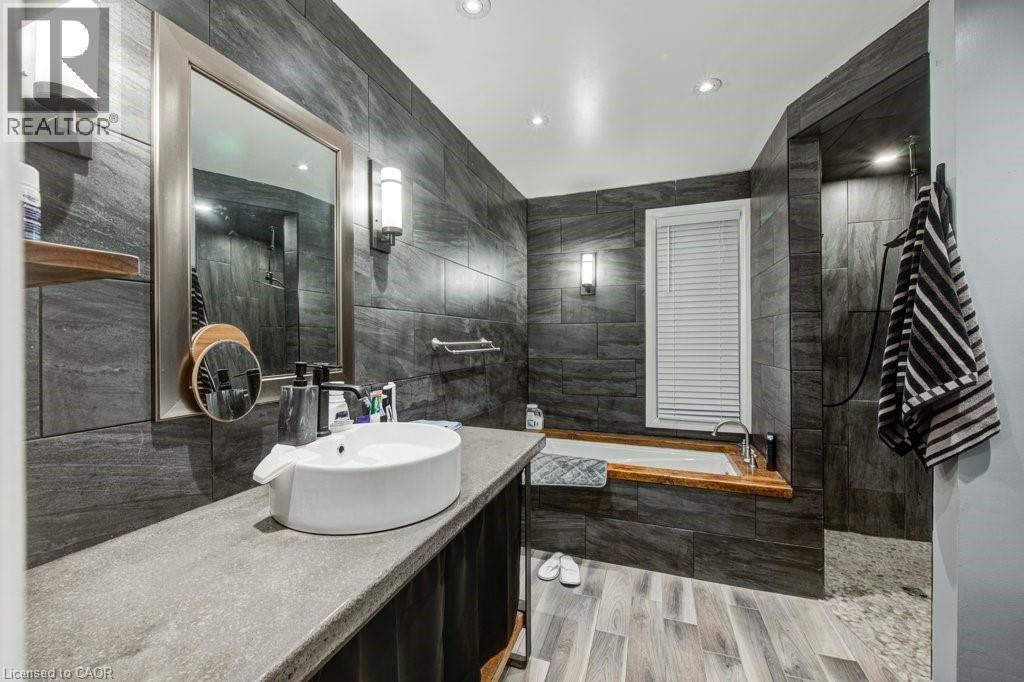 83 Oxford Street, Woodstock, ON - Indoor Photo Showing Bathroom