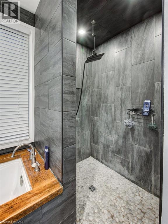 83 Oxford Street, Woodstock, ON - Indoor Photo Showing Bathroom