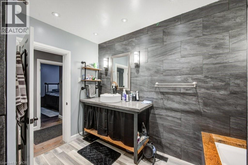 83 Oxford Street, Woodstock, ON - Indoor Photo Showing Bathroom