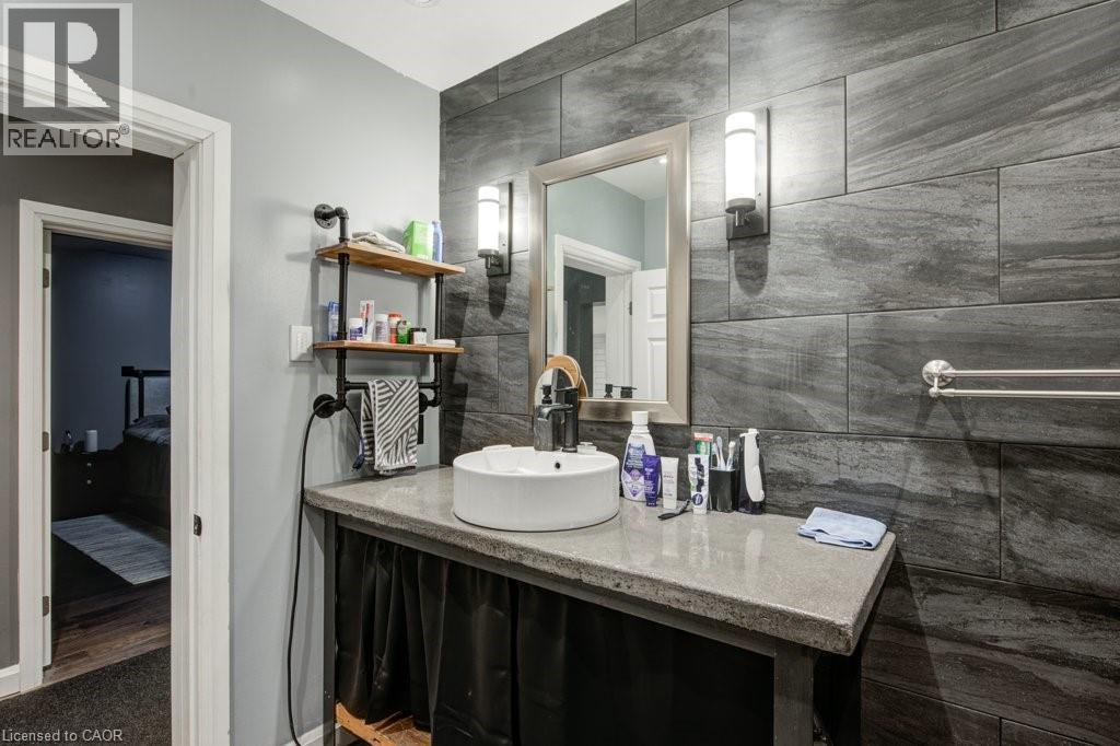 83 Oxford Street, Woodstock, ON - Indoor Photo Showing Bathroom