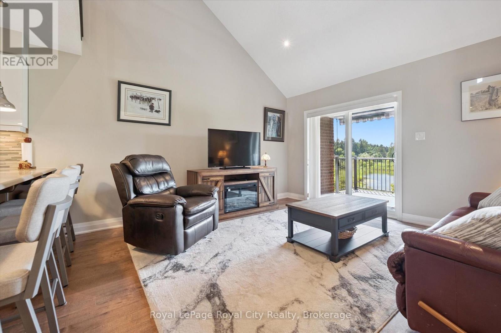 113 Aberdeen Street, Centre Wellington (Fergus), ON - Indoor Photo Showing Living Room