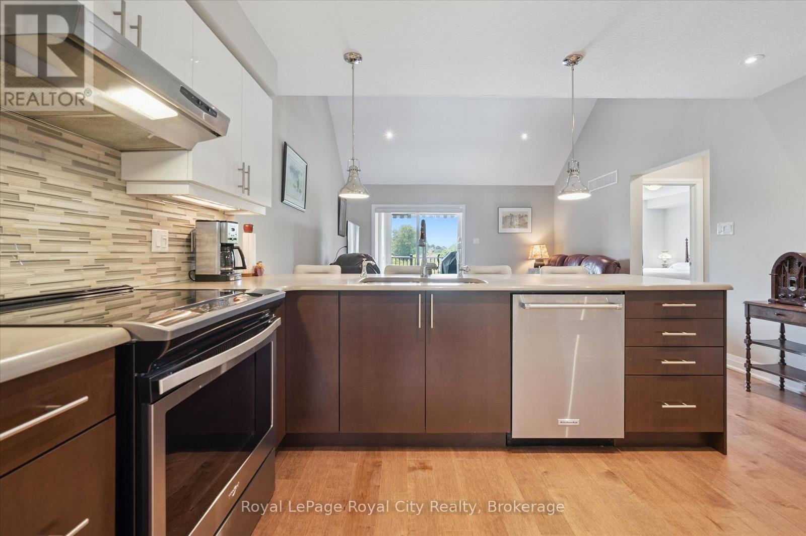 113 Aberdeen Street, Centre Wellington (Fergus), ON - Indoor Photo Showing Kitchen With Upgraded Kitchen