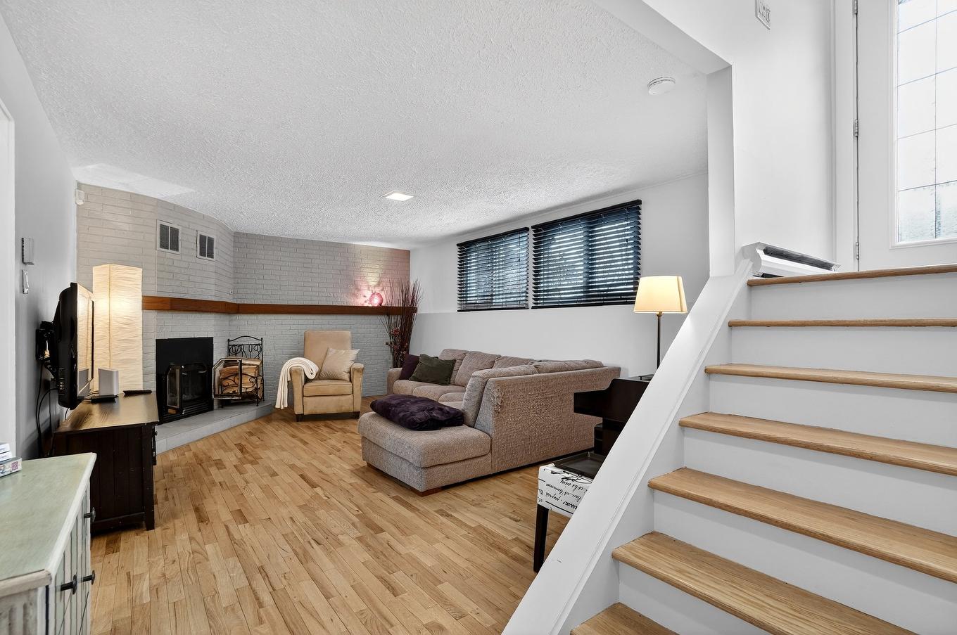 Salle familiale - 2625 Av. De La Volière, Laval (Sainte-Rose), QC - Indoor