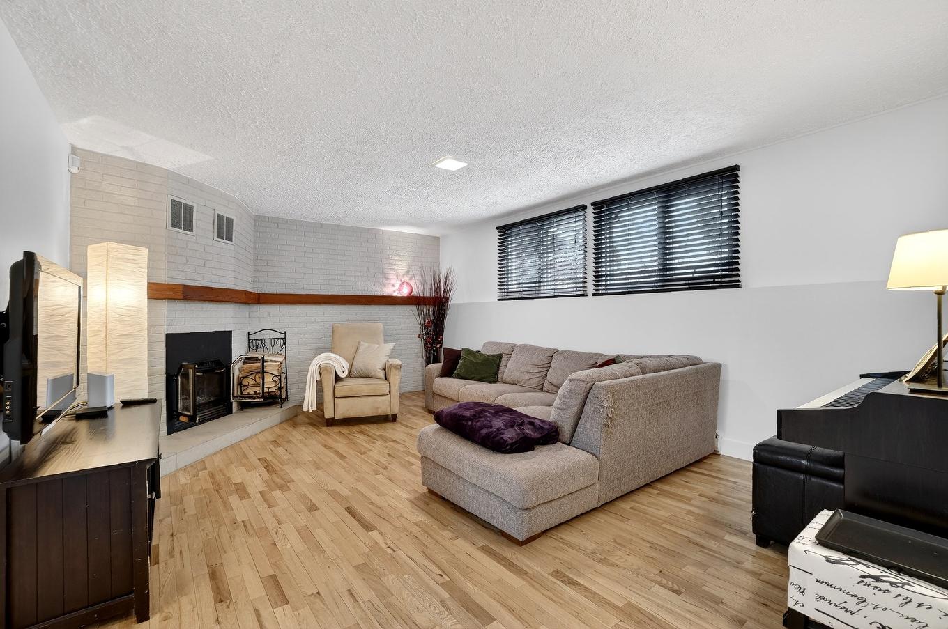 Salle familiale - 2625 Av. De La Volière, Laval (Sainte-Rose), QC - Indoor