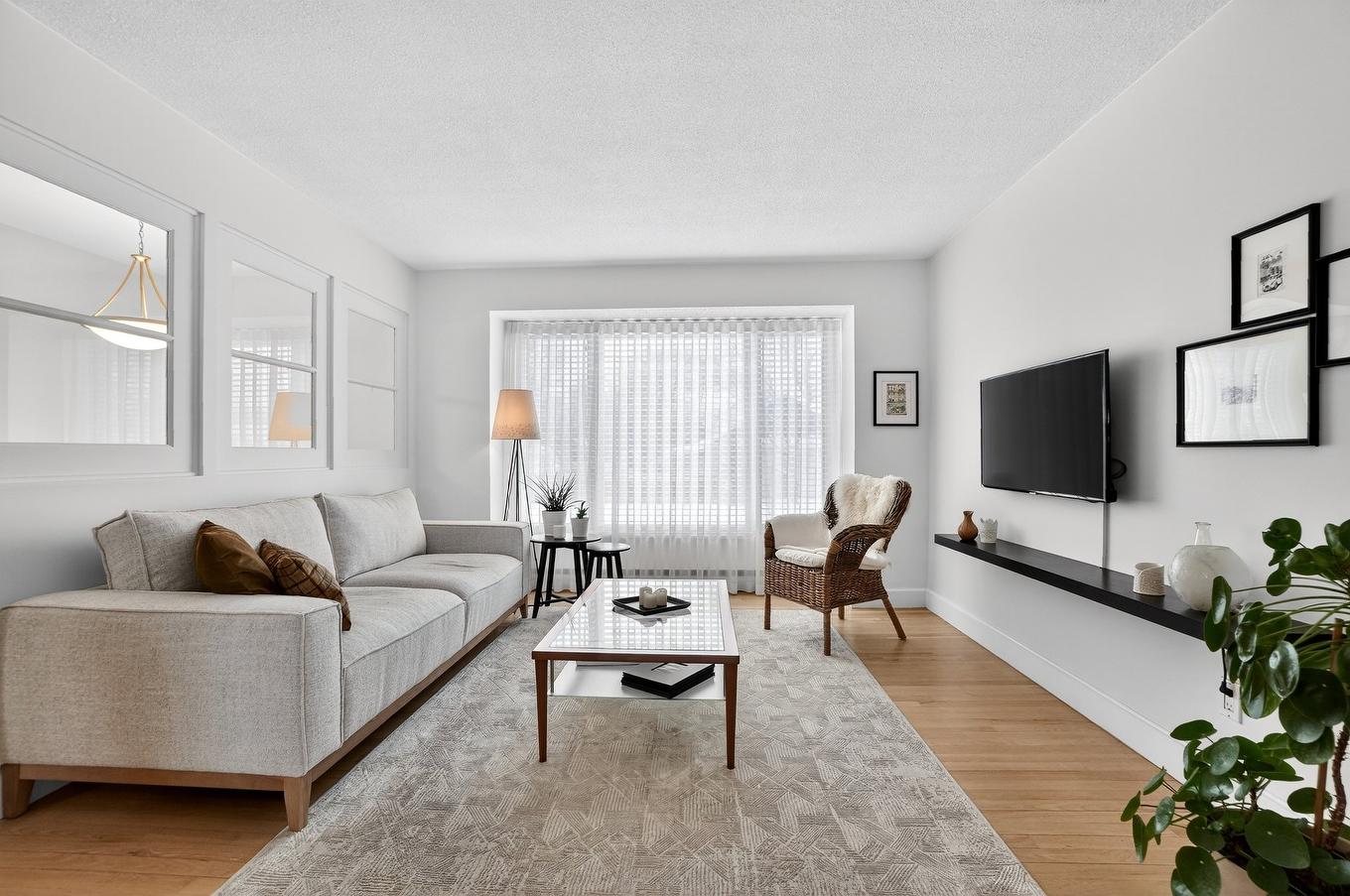 Salon - 2625 Av. De La Volière, Laval (Sainte-Rose), QC - Indoor Photo Showing Living Room