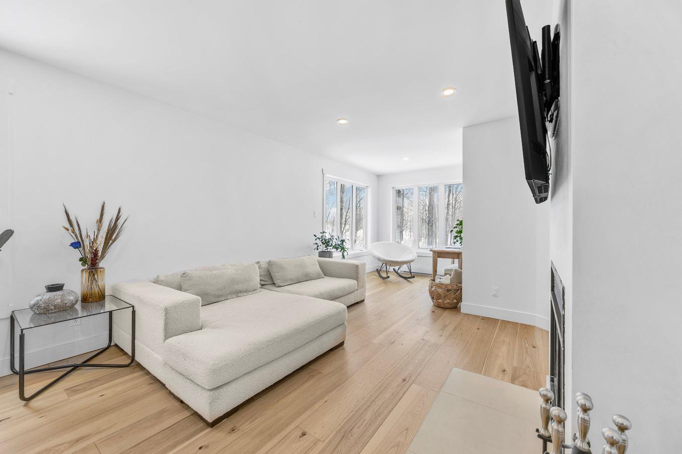 Salon - 21 154E Avenue, Saint-Hippolyte, QC - Indoor Photo Showing Living Room