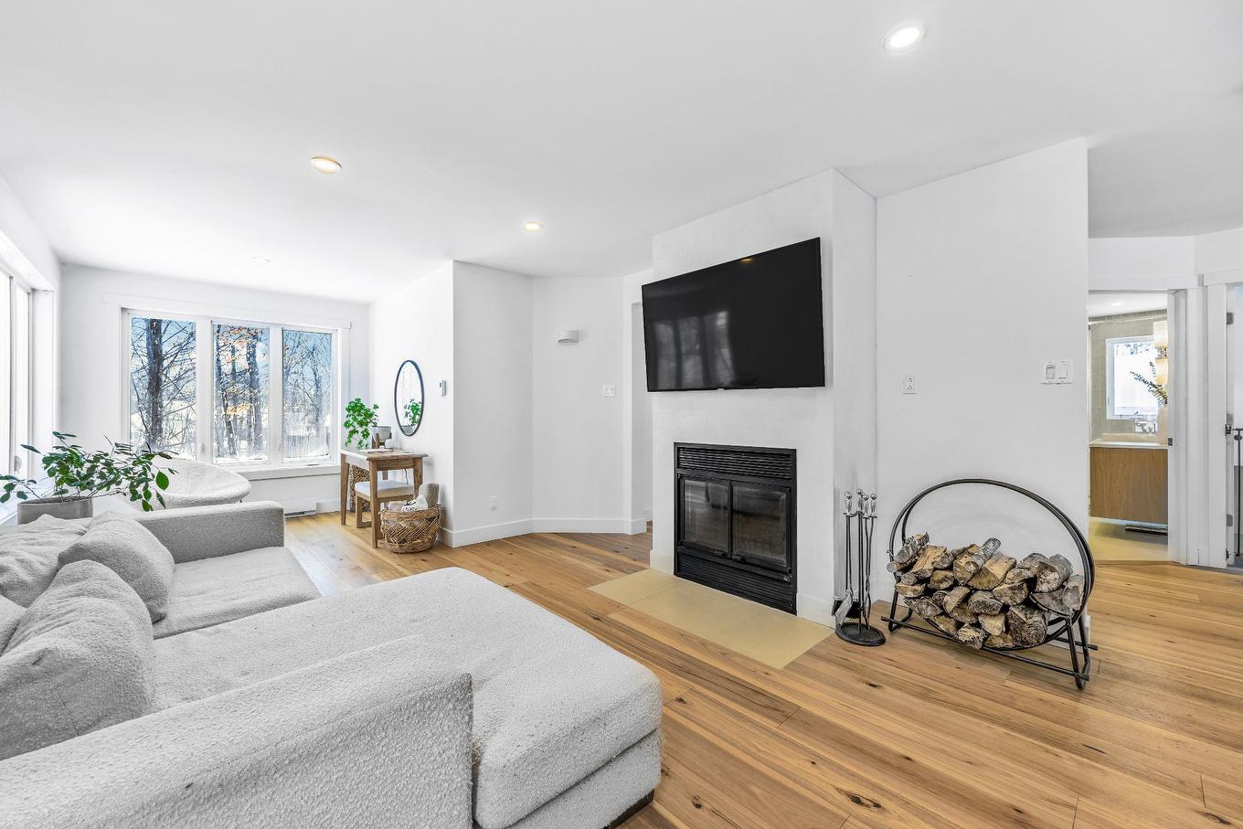 Salon - 21 154E Avenue, Saint-Hippolyte, QC - Indoor Photo Showing Other Room With Fireplace
