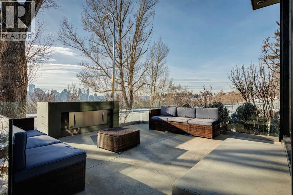 THE POSITION ON THIS BLOCK ALLOWS FOR WEST MOUNTAIN VIEWS ON CLEAR DAYS - 530 Crescent Road Nw, Calgary, AB - Outdoor