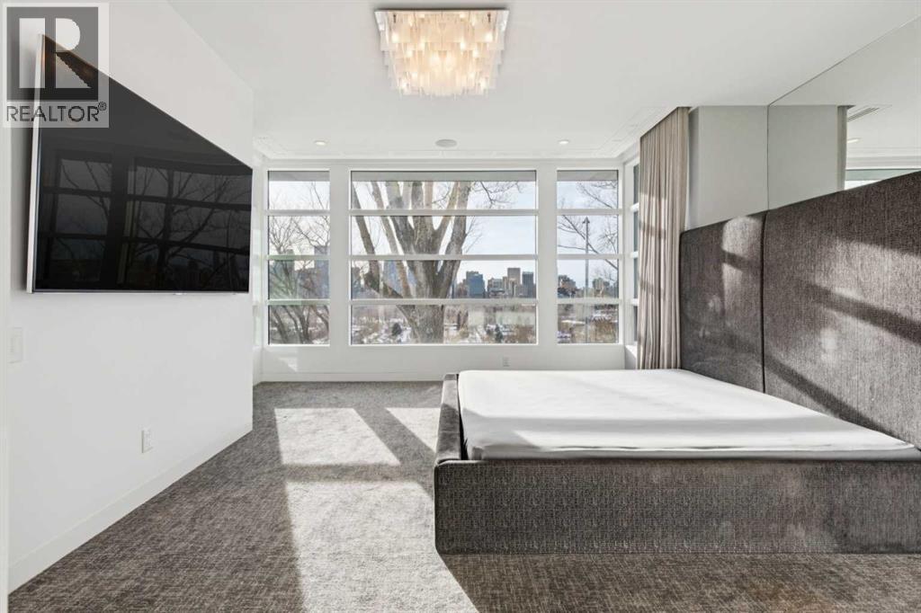 STUNNING PRIMARY SUITE WITH PANORAMIC VIEWS - 530 Crescent Road Nw, Calgary, AB - Indoor