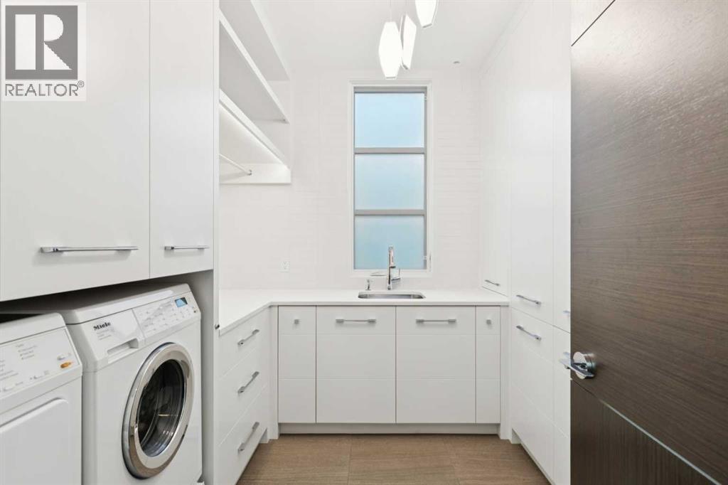 LAUNDRY ROOM WITH EXCELLENT STORAGE NEXT TO THE PRIMARY - 530 Crescent Road Nw, Calgary, AB - Indoor Photo Showing Laundry Room