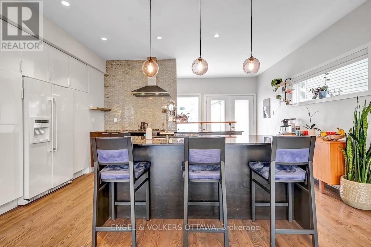 32 Sims Avenue, Ottawa, ON - Indoor Photo Showing Kitchen With Upgraded Kitchen