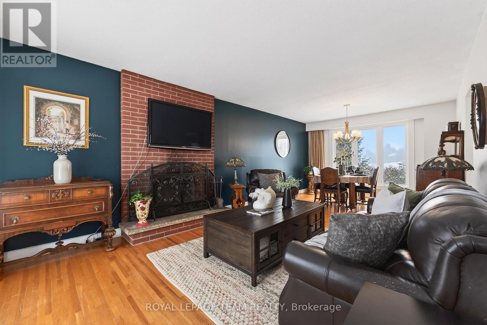 2690 Hickson Crescent, Ottawa, ON - Indoor Photo Showing Living Room With Fireplace