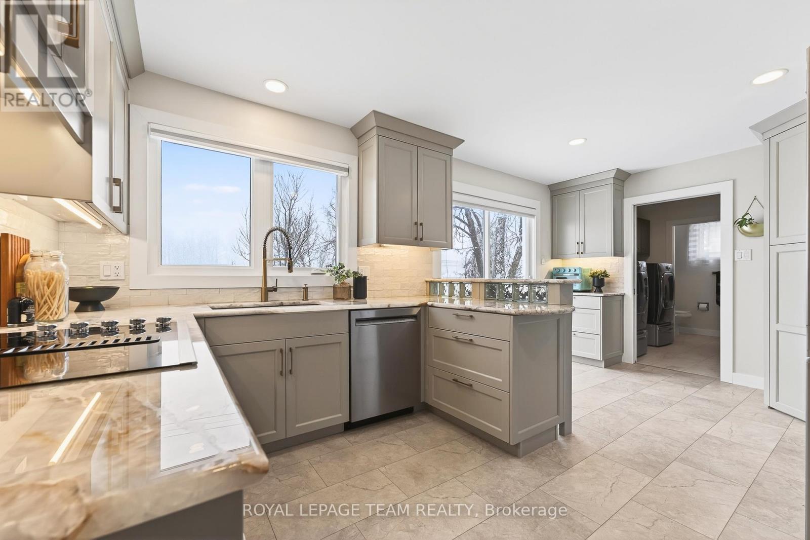 2690 Hickson Crescent, Ottawa, ON - Indoor Photo Showing Kitchen With Stainless Steel Kitchen With Upgraded Kitchen