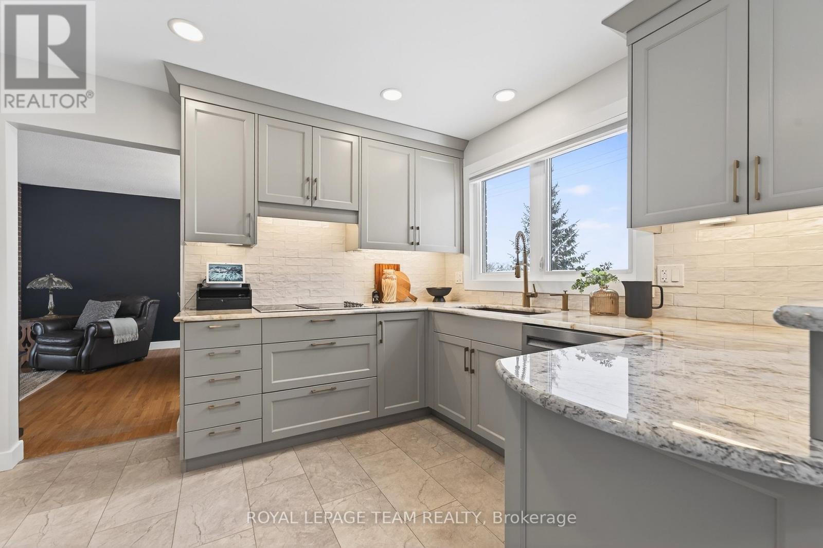 2690 Hickson Crescent, Ottawa, ON - Indoor Photo Showing Kitchen With Upgraded Kitchen