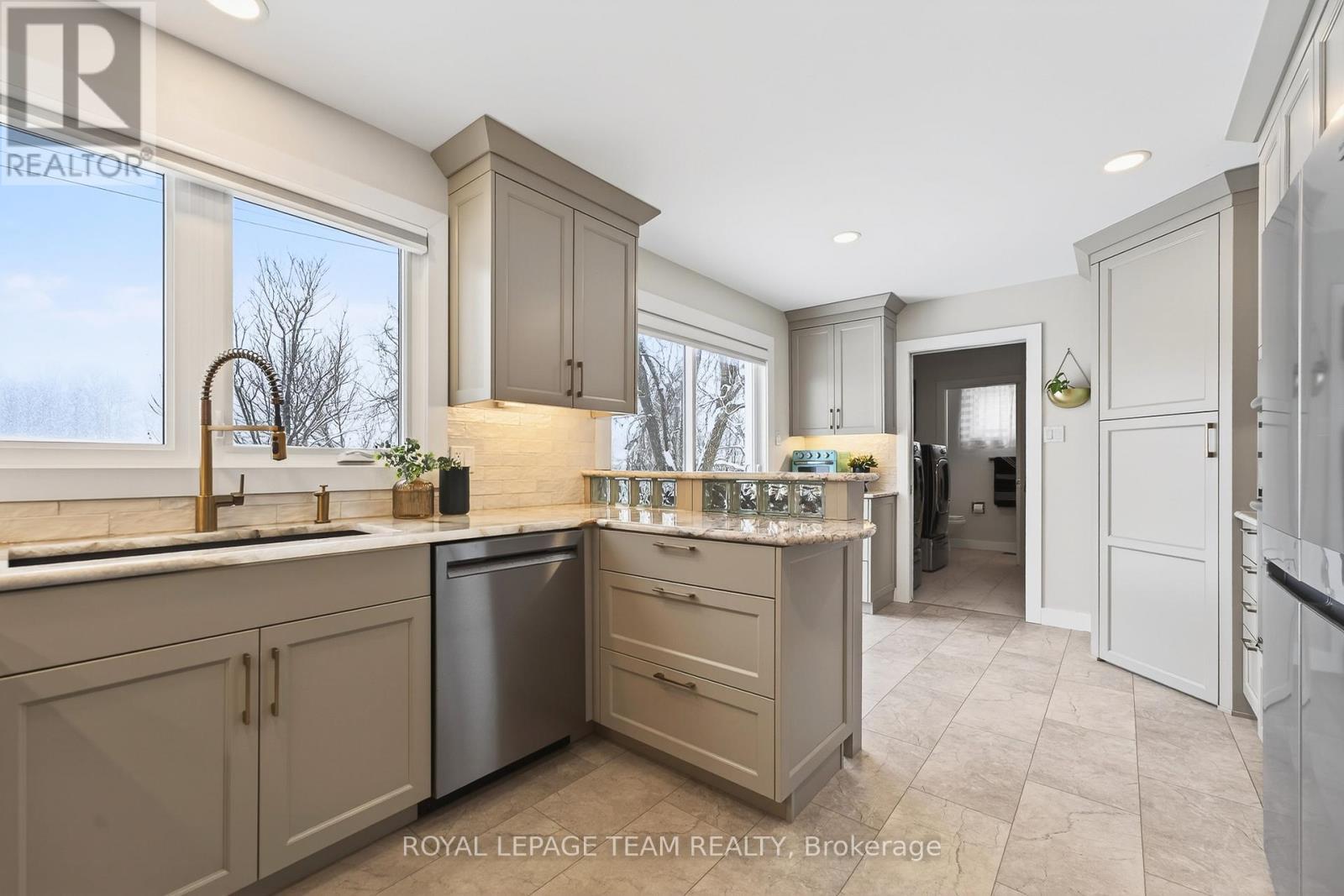 2690 Hickson Crescent, Ottawa, ON - Indoor Photo Showing Kitchen With Upgraded Kitchen