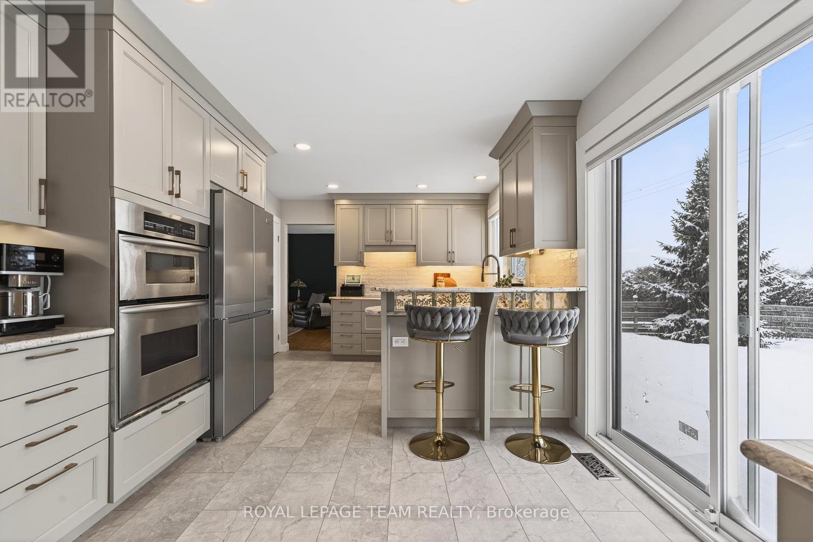 2690 Hickson Crescent, Ottawa, ON - Indoor Photo Showing Kitchen With Stainless Steel Kitchen With Upgraded Kitchen
