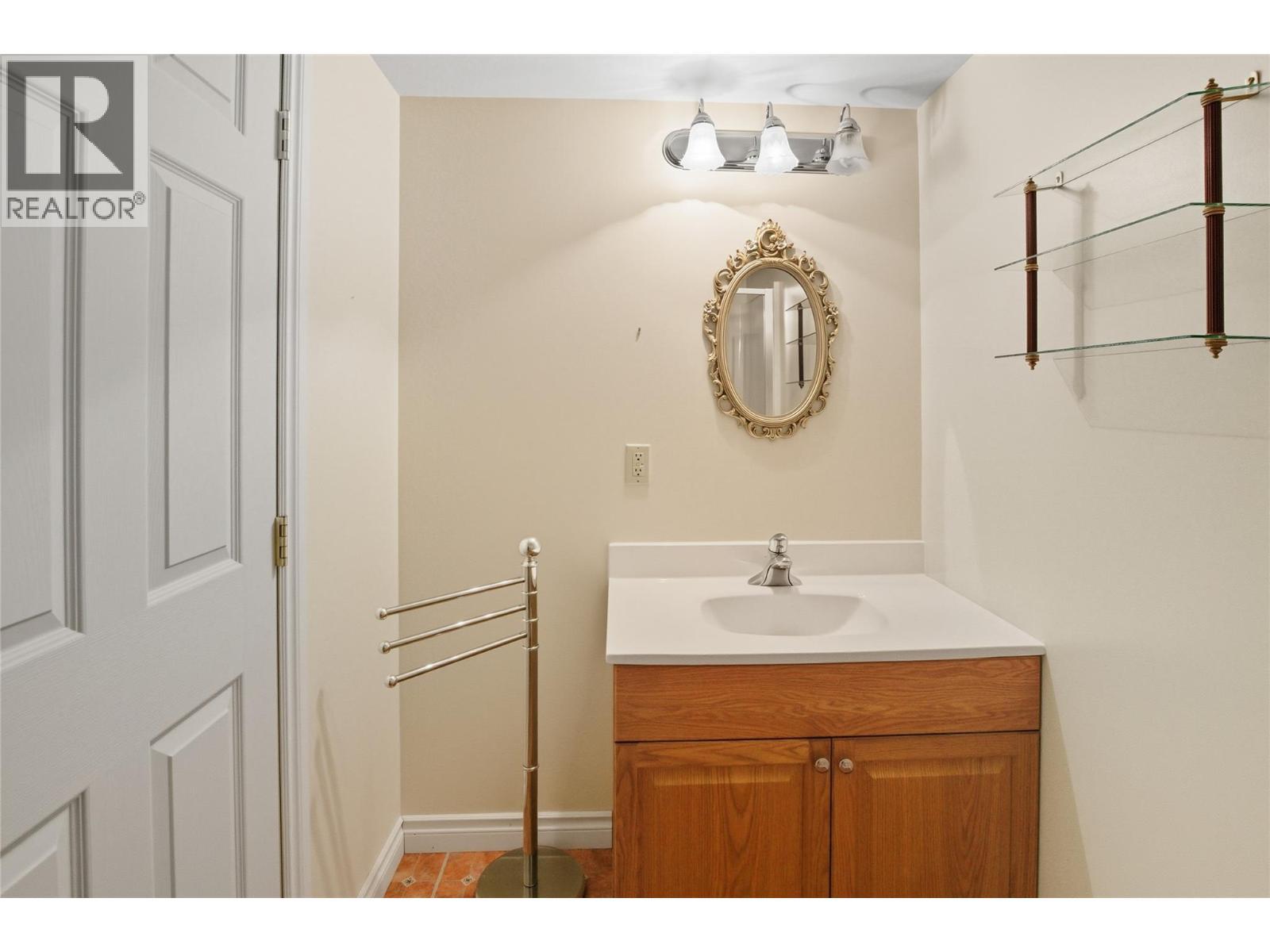 1047 Lamar Place, Kamloops, BC - Indoor Photo Showing Bathroom