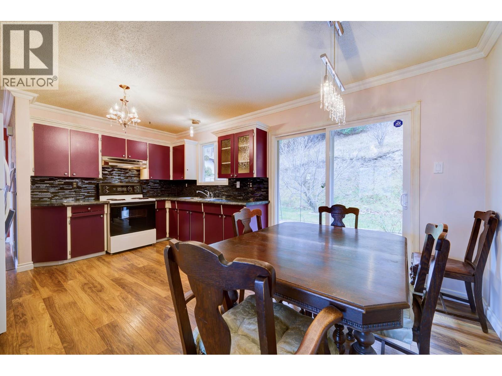 1047 Lamar Place, Kamloops, BC - Indoor Photo Showing Dining Room