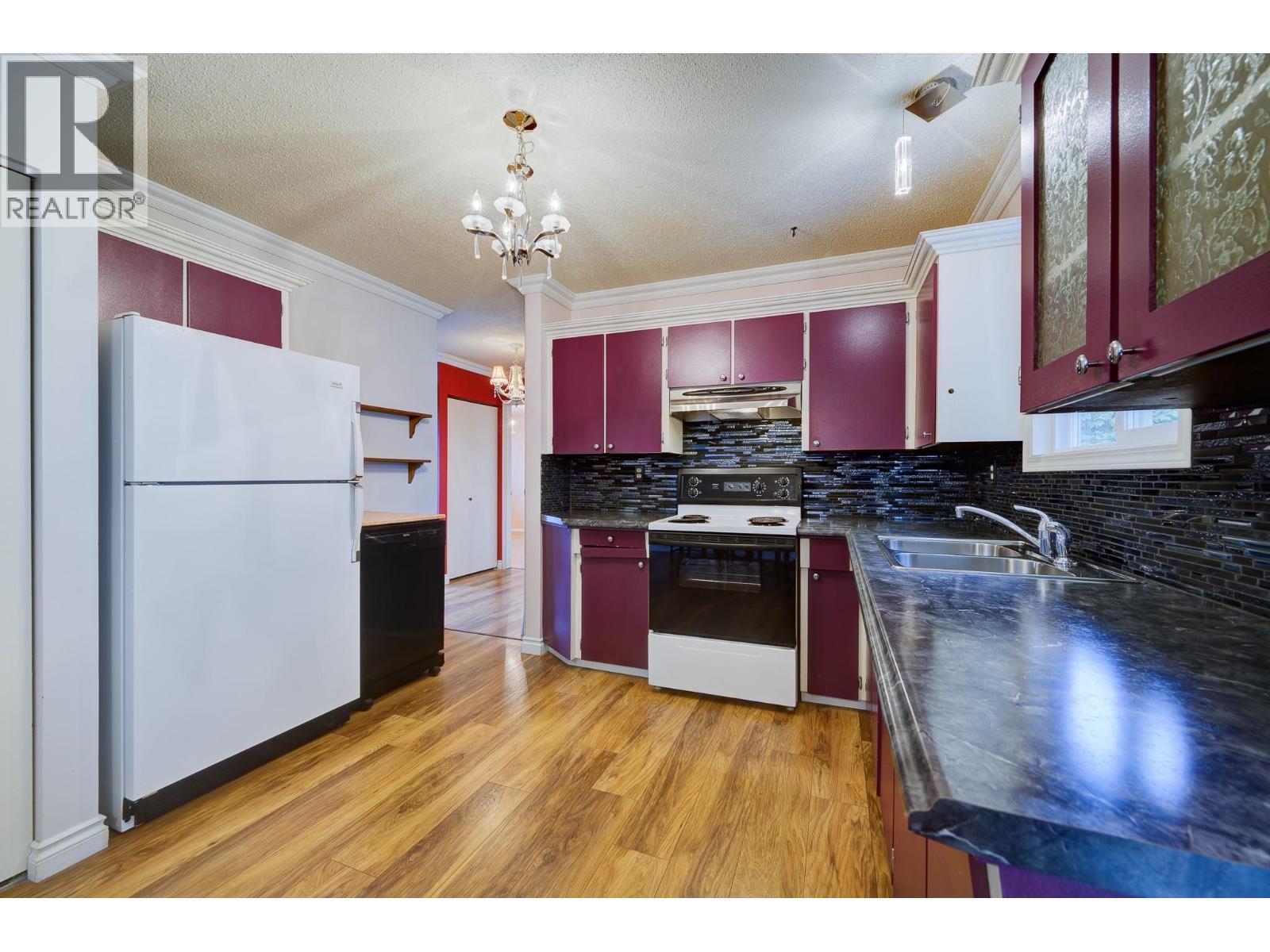 1047 Lamar Place, Kamloops, BC - Indoor Photo Showing Kitchen With Double Sink