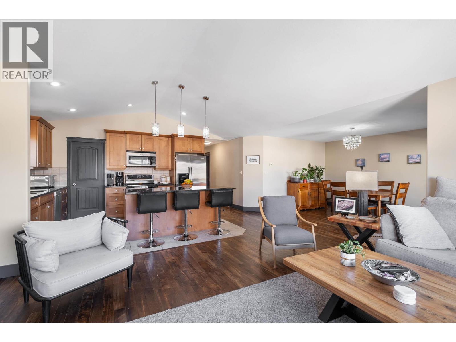 3284 Redecopp Court, Lake Country, BC - Indoor Photo Showing Living Room