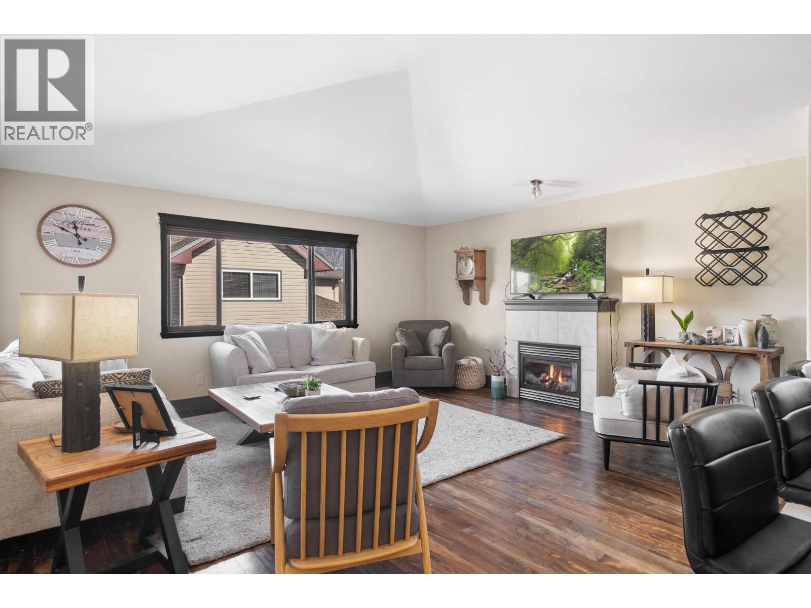 3284 Redecopp Court, Lake Country, BC - Indoor Photo Showing Living Room With Fireplace