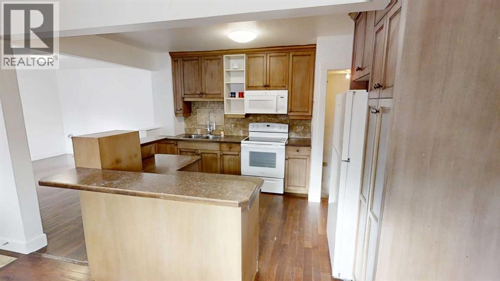 1505 8 Avenue S, Lethbridge, AB - Indoor Photo Showing Kitchen With Double Sink
