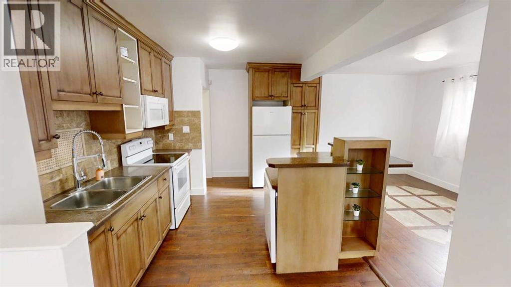 1505 8 Avenue S, Lethbridge, AB - Indoor Photo Showing Kitchen With Double Sink