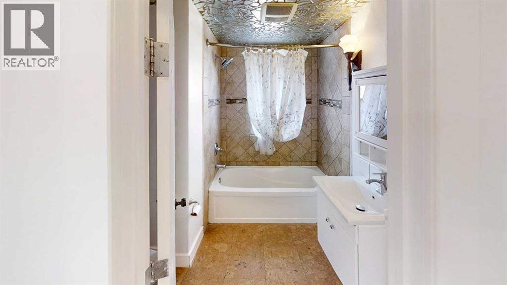 1505 8 Avenue S, Lethbridge, AB - Indoor Photo Showing Bathroom