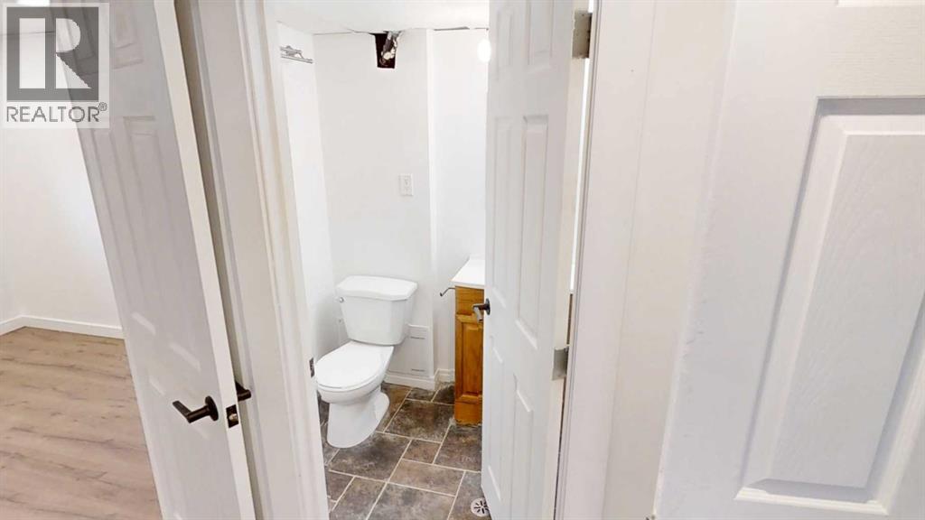 1505 8 Avenue S, Lethbridge, AB - Indoor Photo Showing Bathroom