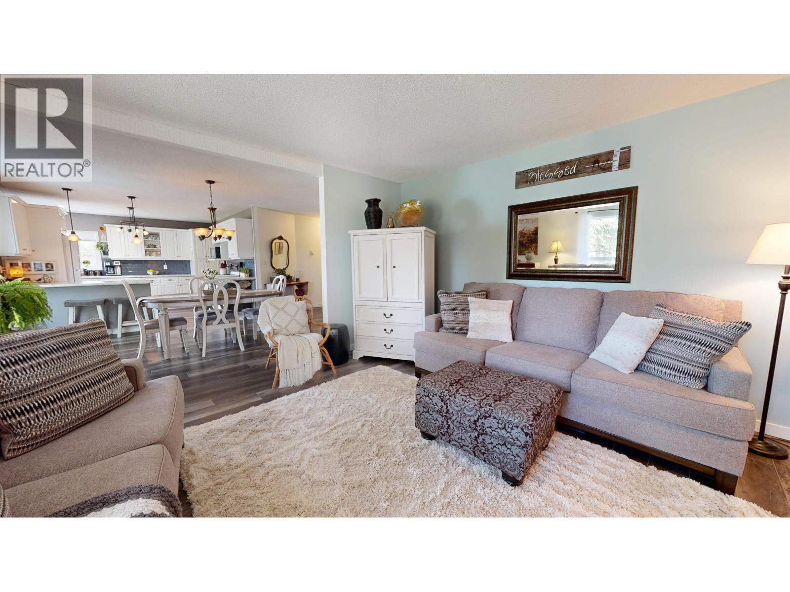 5151 Watson Lake Road, 100 Mile House, BC - Indoor Photo Showing Living Room