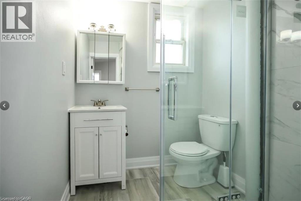1024 Cannon Street E, Hamilton, ON - Indoor Photo Showing Bathroom