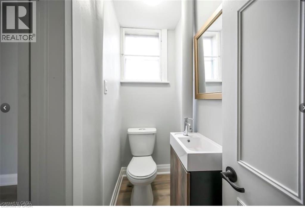 1024 Cannon Street E, Hamilton, ON - Indoor Photo Showing Bathroom