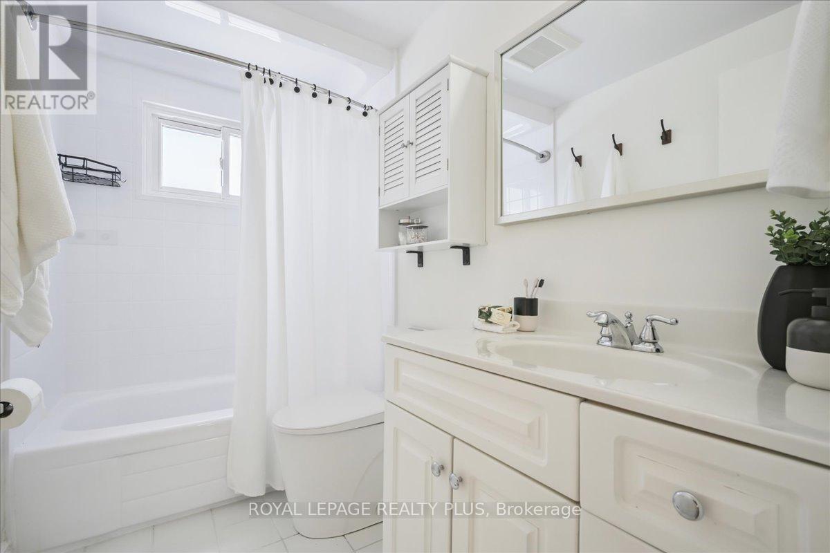 3655 Burnbrae Drive, Mississauga, ON - Indoor Photo Showing Bathroom