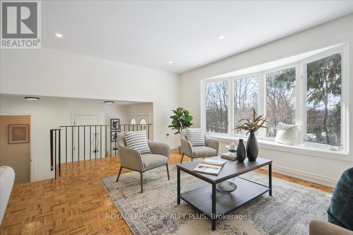 3655 Burnbrae Drive, Mississauga, ON - Indoor Photo Showing Living Room