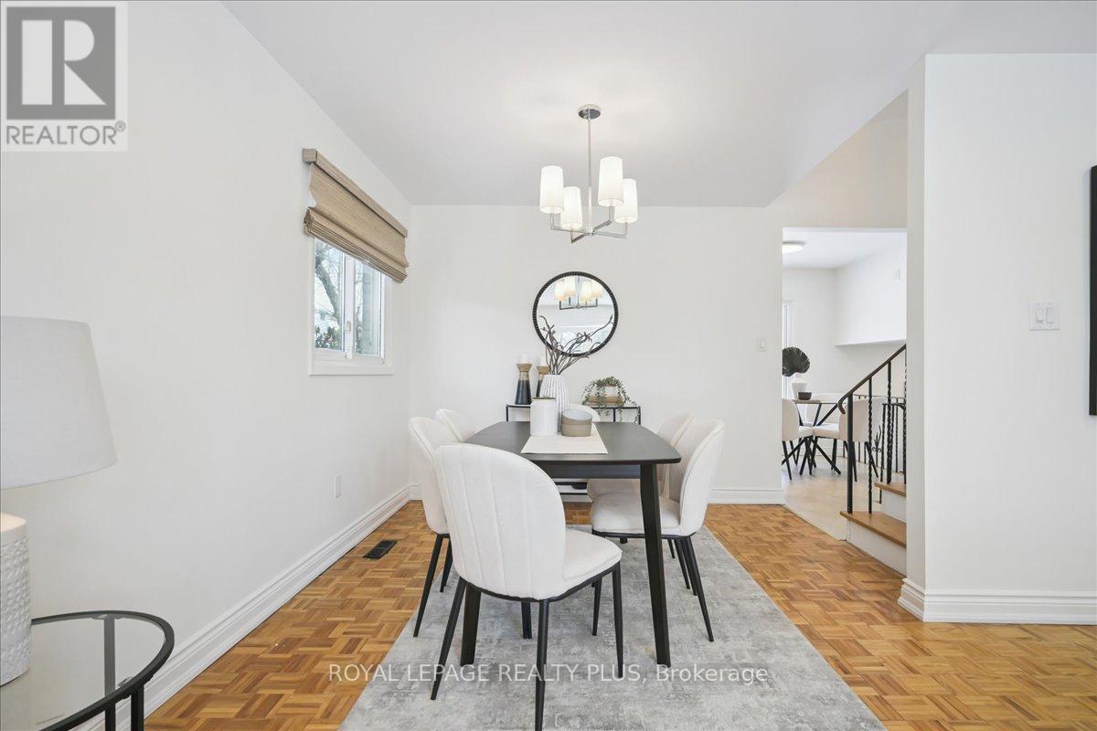 3655 Burnbrae Drive, Mississauga, ON - Indoor Photo Showing Dining Room