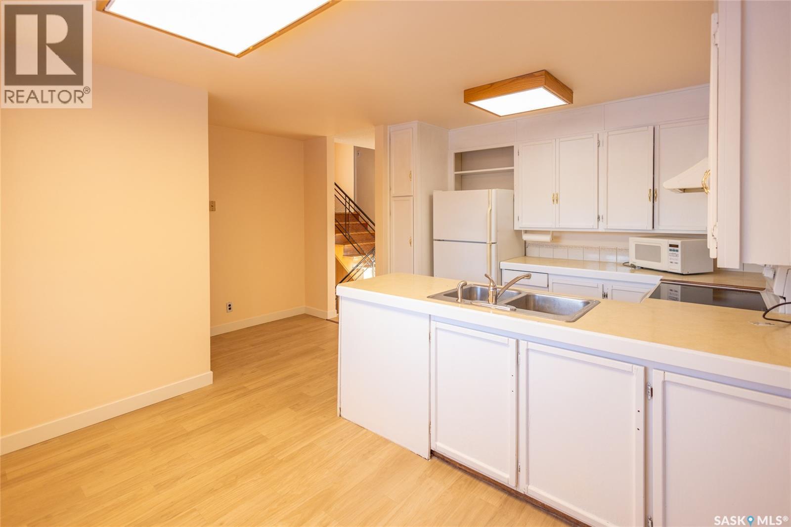 510 Bate Crescent, Saskatoon, SK - Indoor Photo Showing Kitchen With Double Sink