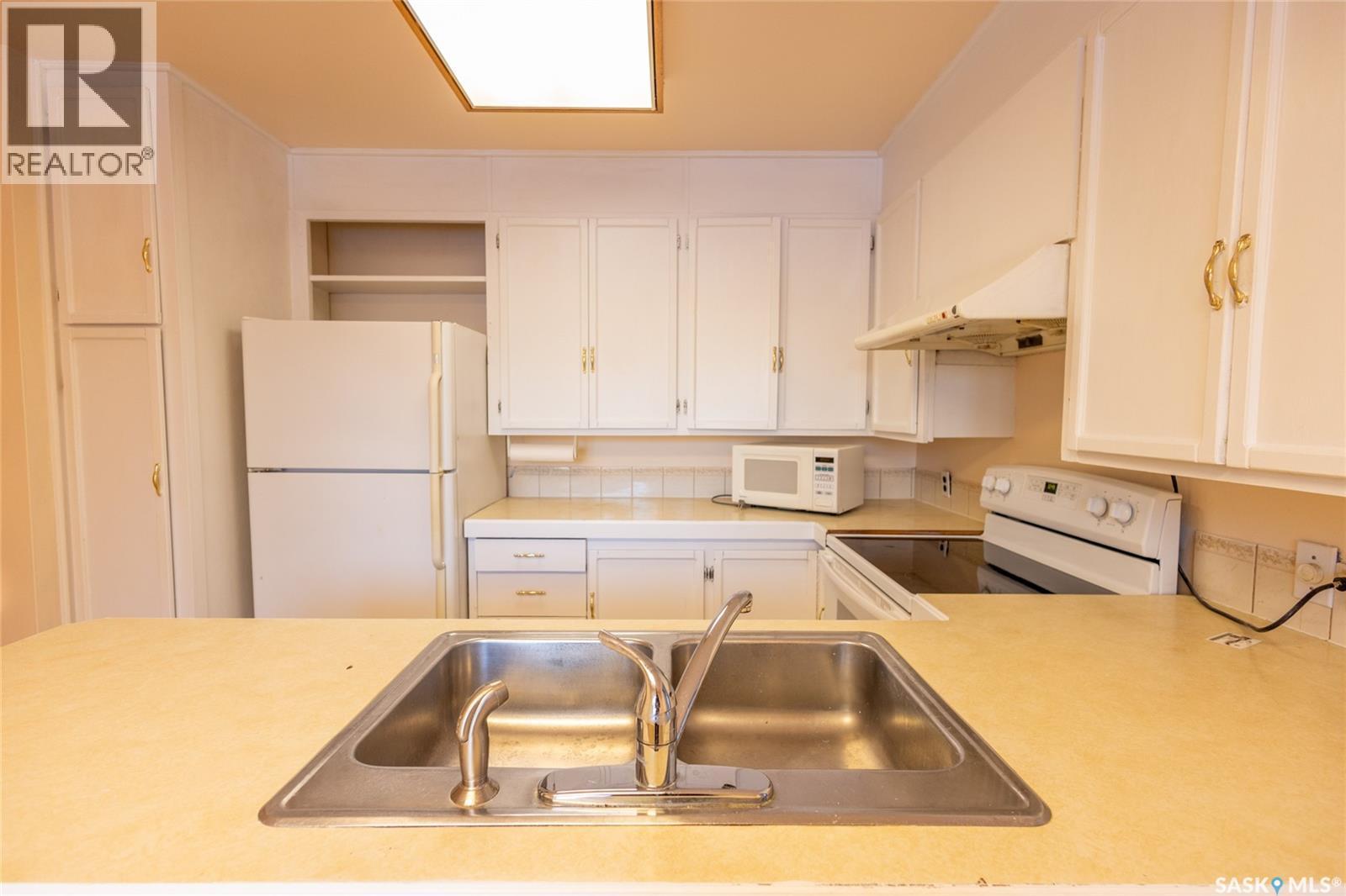 510 Bate Crescent, Saskatoon, SK - Indoor Photo Showing Kitchen With Double Sink