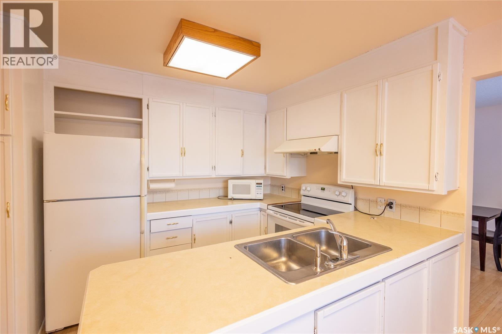 510 Bate Crescent, Saskatoon, SK - Indoor Photo Showing Kitchen With Double Sink
