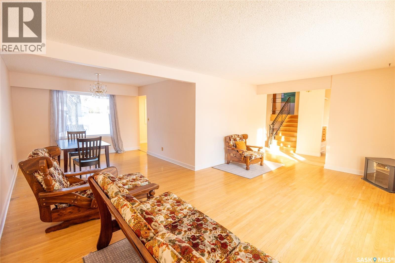 510 Bate Crescent, Saskatoon, SK - Indoor Photo Showing Living Room